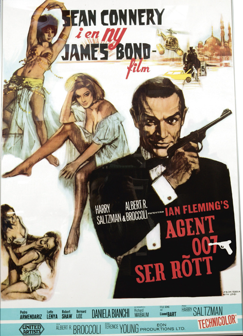 Agent 007 ser rött. Orginal Poster  Walther LP53 air pistol held by Sean Connery as James Bond advertising campaign for the 1963 From Russia With Love