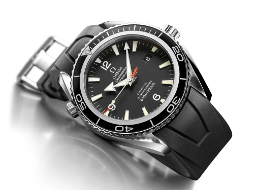 The features indicating that this is a professional divers watch are the watertight screw-in crown, a screw-in case back and the helium escape valve. Moreover it is water resistant to 600 meters (2000 feet). The matt black dial offers excellent clarity and the facetted arrowhead hour and minute hands also have luminous SuperLuminova inserts as well as a luminous arrowhead seconds hand with orange tip offers ultimate visibility down to the last second. Beneath the surface is Omegas calibre 2500 Co-Axial Escapement movement and has a power reserve of 48 hours. The bond watch is available with a 45.5 mm diameter case and a black rubber strap. This Limited Edition has exclusive features: the central second hand bears the 007 gun logo in orange, that recalls the code name of the famous MI6 secret agent. The stainless-steel case back is embossed with the Casino Royale logo as well as the series number of each Limited Edition watch. Restricted to 5,007 pieces, the Seamaster Planet Ocean Casino Royale is a must have for all the guys who idolize 007!