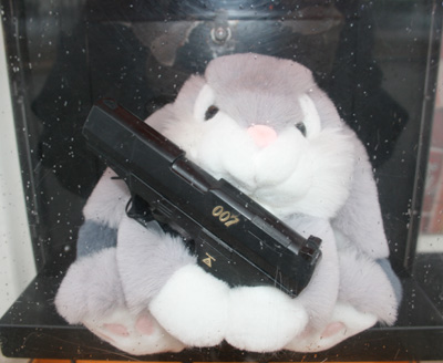 Funny Bunny heter jag,  jag e s go och gla, vill du ha en liten grej, stoppa d fem kronor i mej!   Funny Bunny som Agent 007 James Bond . Finns att se p James Bond 007 museum i Nybro.