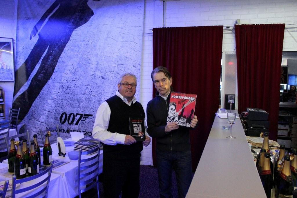 Njeskungen i Kalmar Peo Ahlberg har precis gett ut sin bok Njessvngen i samband med besket hos James Bond Gunnar Schfer i vrldens frsta James Bond 007 museum, s bytte de bcker med varandra 28 mars 2011.