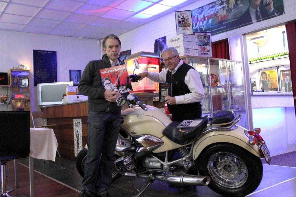 Njeskungen i Kalmar Peo Ahlberg har precis gett ut sin bok Njessvngen i samband med besket hos James Bond Gunnar Schfer i vrldens frsta James Bond 007 museum, s bytte de bcker med varandra 28 mars 2011.