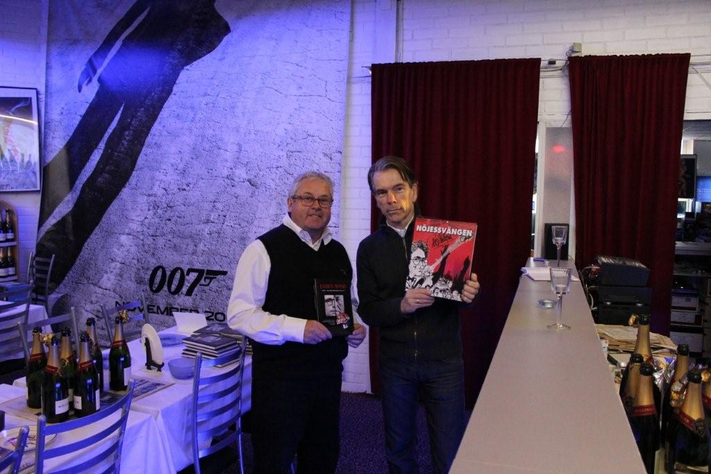 Njeskungen i Kalmar Peo Ahlberg har precis gett ut sin bok Njessvngen i samband med besket hos James Bond Gunnar Schfer i vrldens frsta James Bond 007 museum, s bytte de bcker med varandra 28 mars 2011.