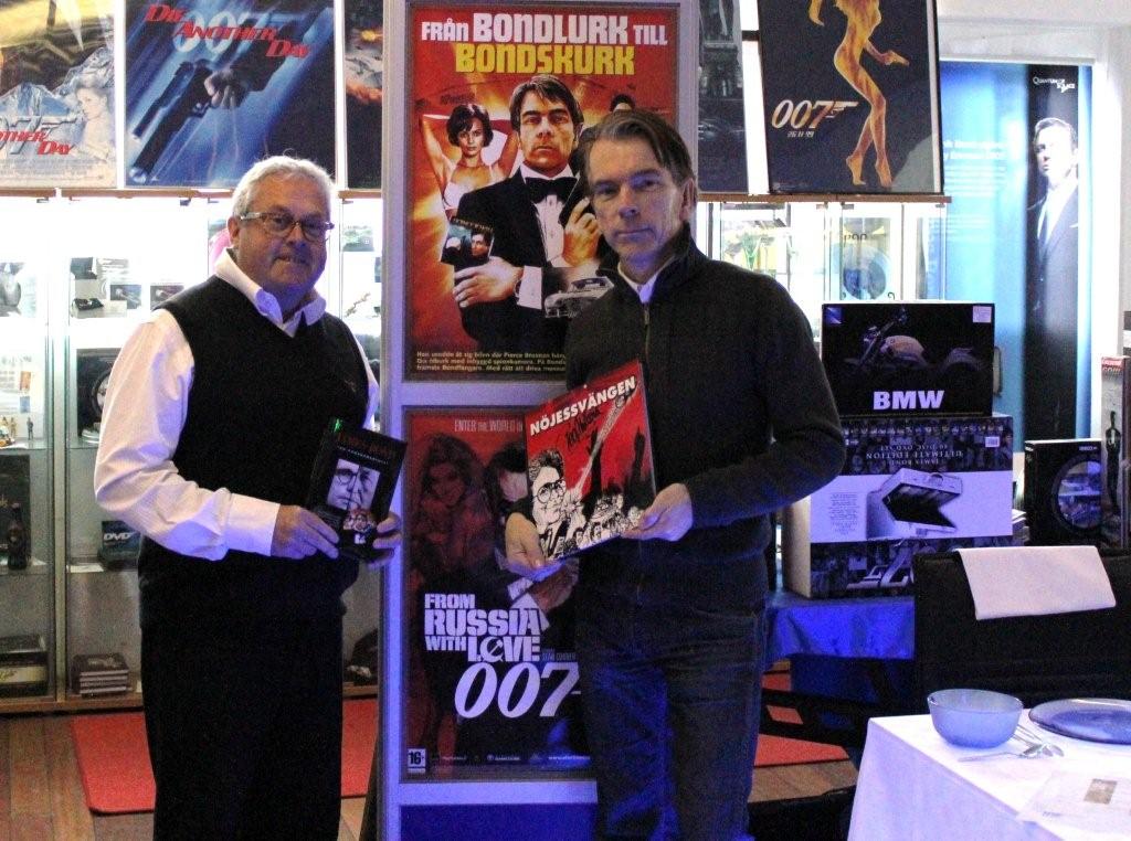 Njeskungen i Kalmar Peo Ahlberg har precis gett ut sin bok Njessvngen i samband med besket hos James Bond Gunnar Schfer i vrldens frsta James Bond 007 museum, s bytte de bcker med varandra 28 mars 2011.