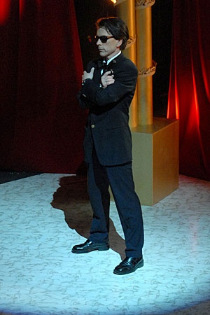 Gunnar Schäfer som James Bond (heter även så i folkbokföringen) med Jeanette Winroth