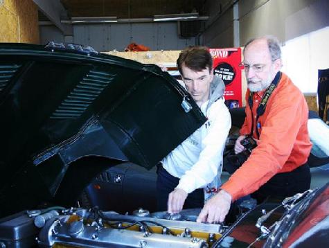 Bosse och Gunnar Schfer Bond...James Bond hr tittande under motorhuven p Jaguar E-Type