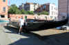 Bond in  Venecia try to buy one Gondola