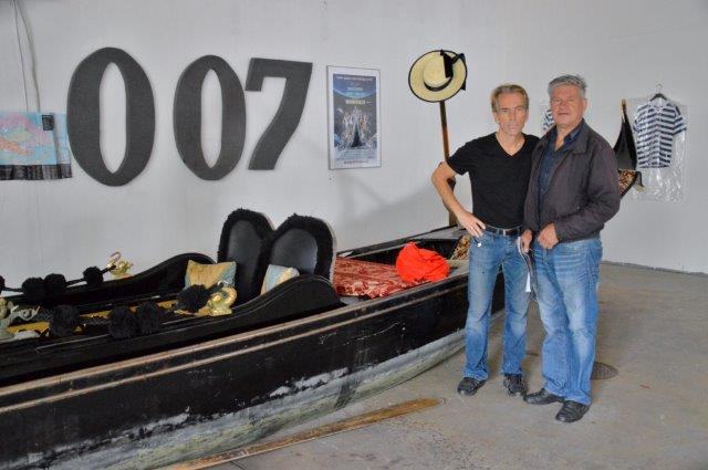James Bond och Boda-Kurre i James Bond 007 Museum Nybro Sweden framfr Gondol frn Venedig