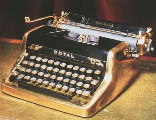 Ian Flemings Goldplatetypewriter   Royal Quiet de Luxe