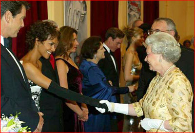 Queen Elisabeth at Bond 20 _movie media_press