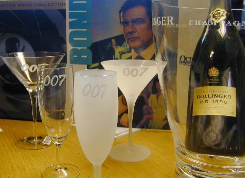 Dry Martini  Champagne glass  each $55, Pris 398:- Glass 007 design  James Bond Limited Edition