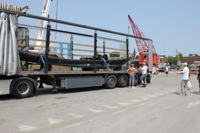 Loading the Gondola in Venice at the Tronchetto now belong to 