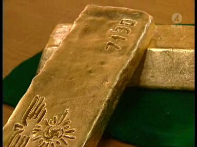 This  Fort Knox Gold bar was made from a mold taken off a real prop from the film. This bar was used at the scene where 007 fights the arch villian with the deadly hat "Odd Job".