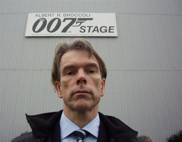 James Bond Gunnar Schfer in front of  ALBERT R. BROCOLLI 007 STAGE  21/11-2004