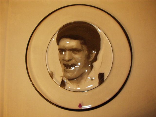 Jaws plate in gral gift from 007 Museum in Sweden to Richard Kiel  21/11-2004